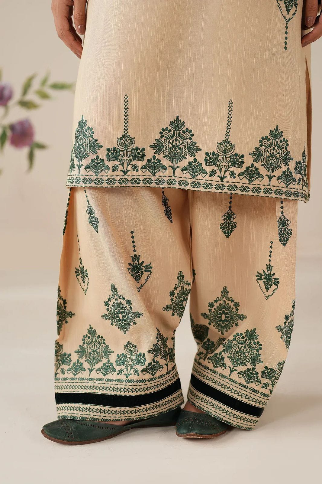 Presenting Baroque Brand Luxury Embroidered Article - Image 5