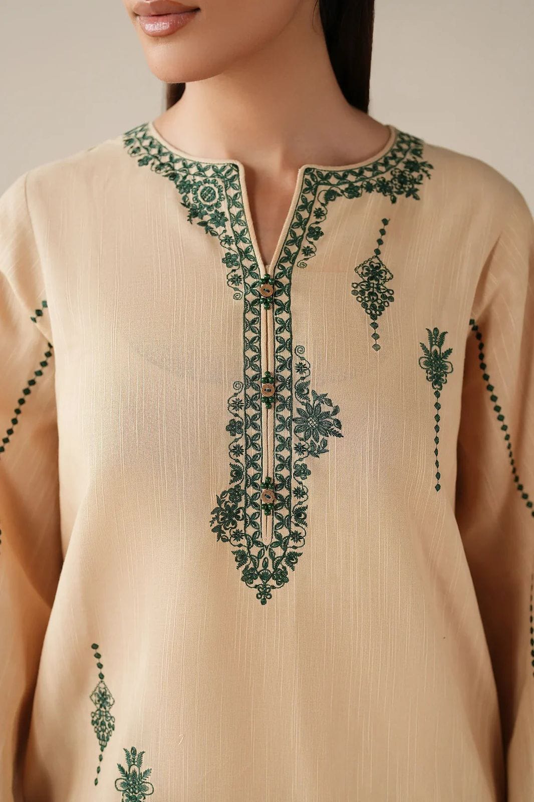 Presenting Baroque Brand Luxury Embroidered Article - Image 4