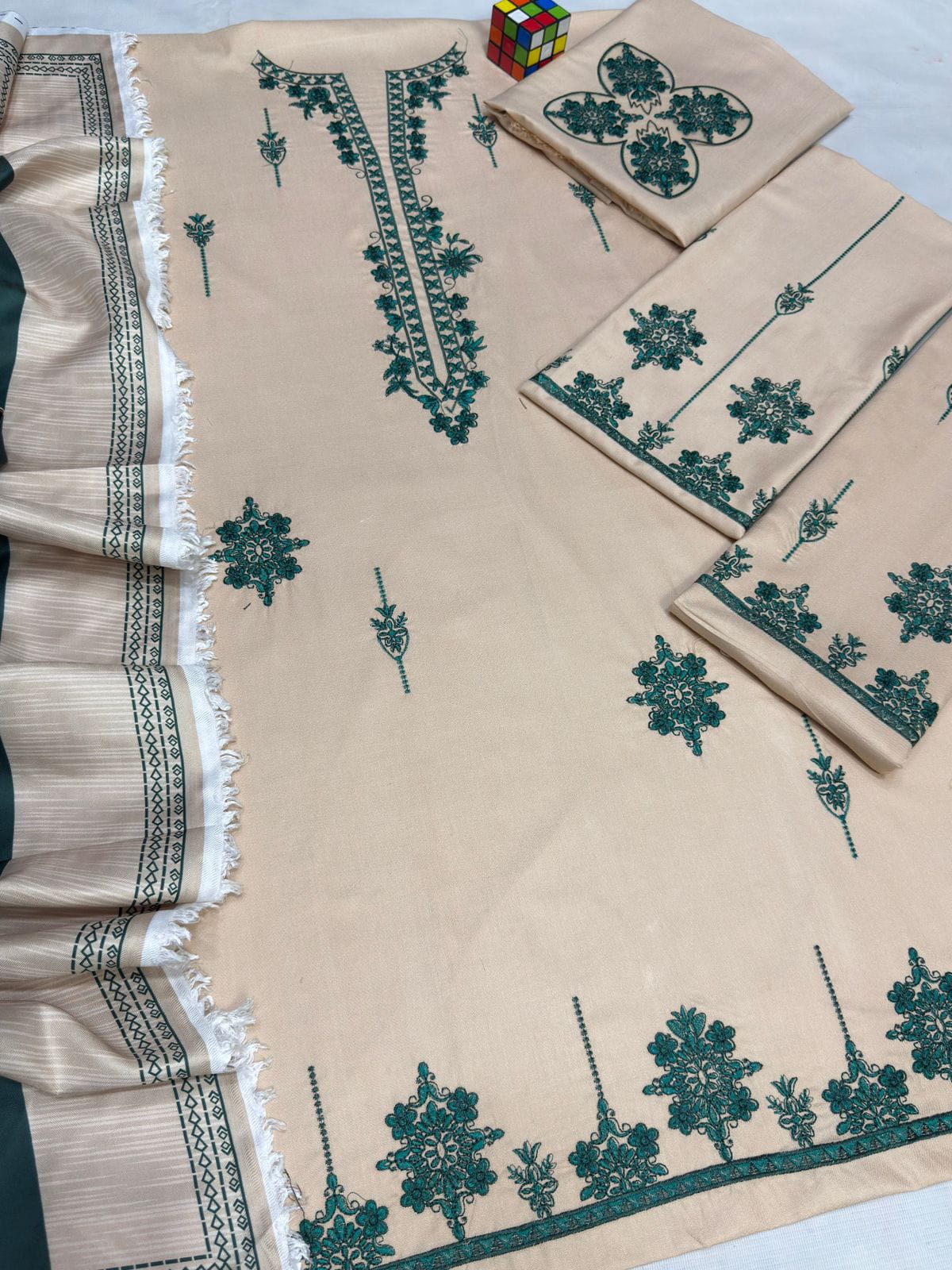 Presenting Baroque Brand Luxury Embroidered Article - Image 3